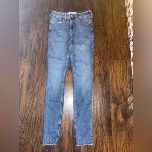 HOLLISTER CURVY SKINNY JEANS